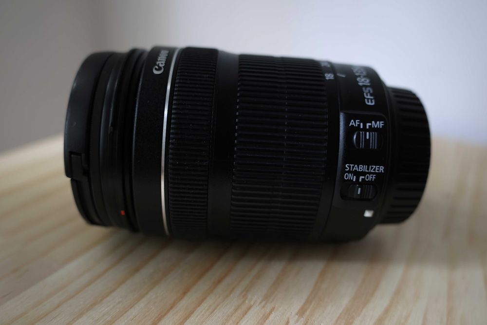 Objetiva Canon EF-S 18-135 mm f/3.5-5.6 IS