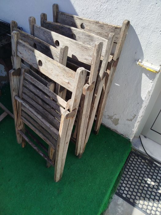 Cinco cadeiras de madeira