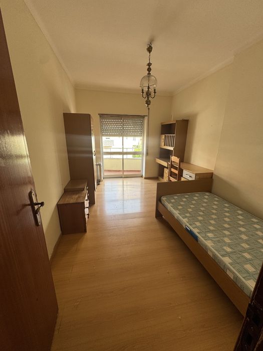 Arrendam se quarto a 50 metros da UBI