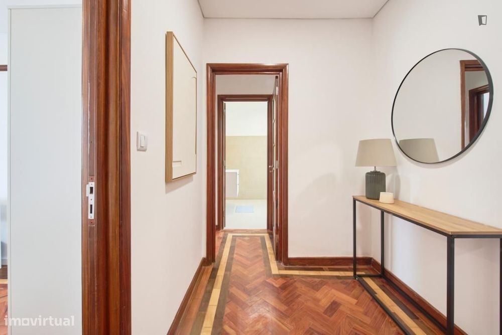 Quarto - localizado em São Sebastião Lisbon