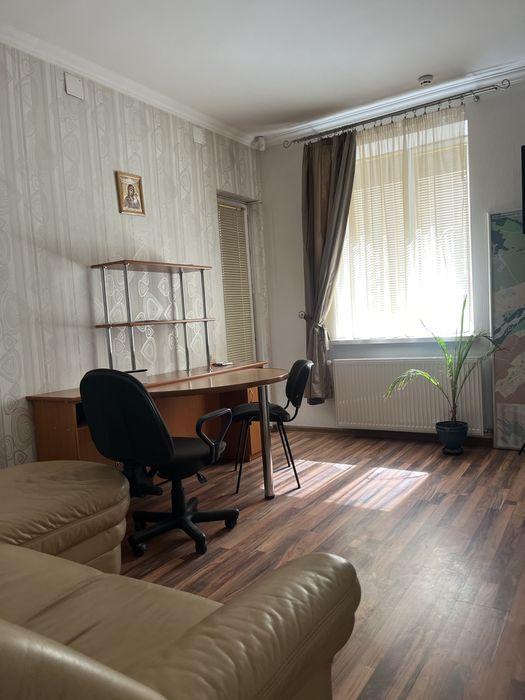Приміщення в центрі міста, інд.опалення, фасадний вхід,вікна.