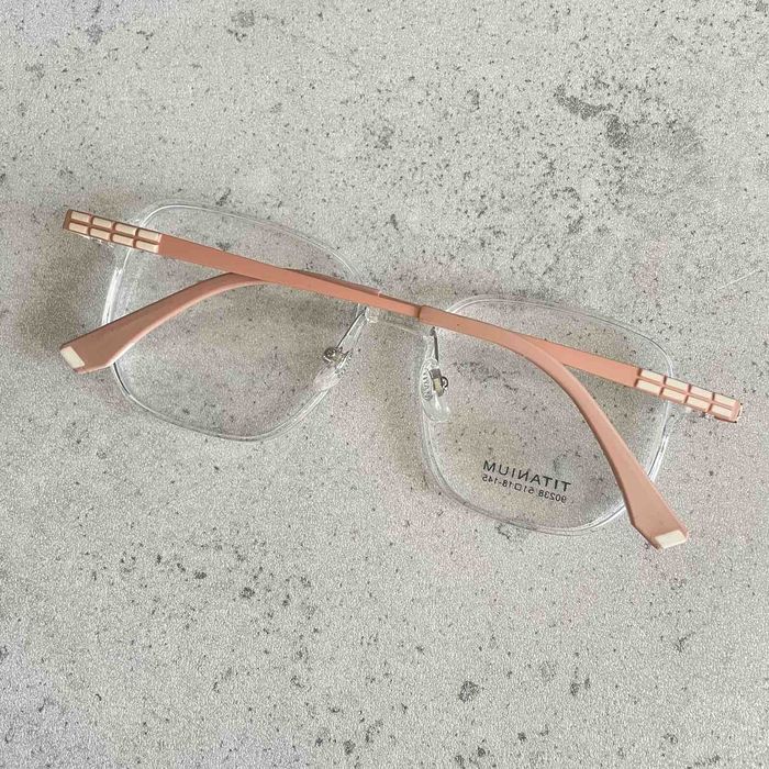 Oprawki okularowe do wymiany na szkła korekcyjne.