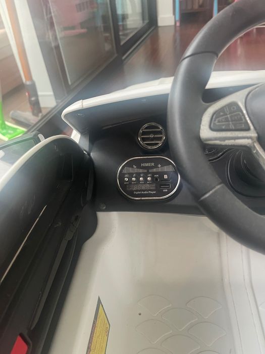 Carro electrico Mercedes AMG com carregador para criança