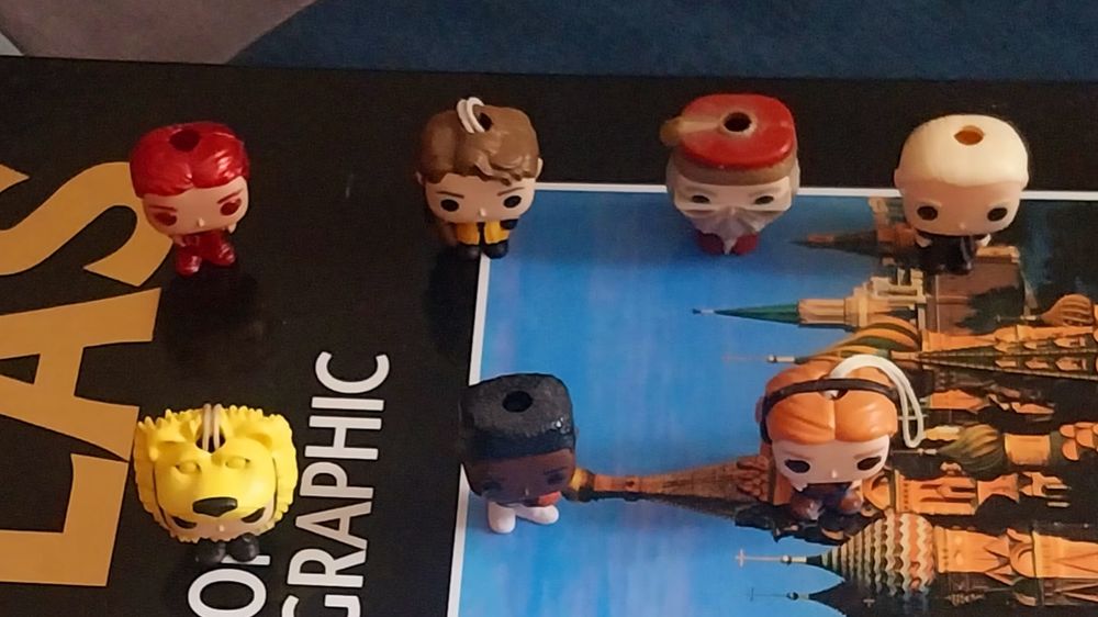 Varias figuras lego playmobil funko....