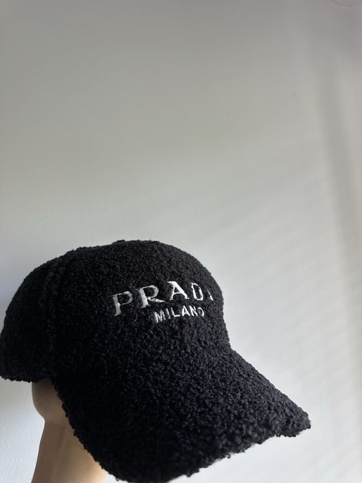 Czarna czapka prada milano