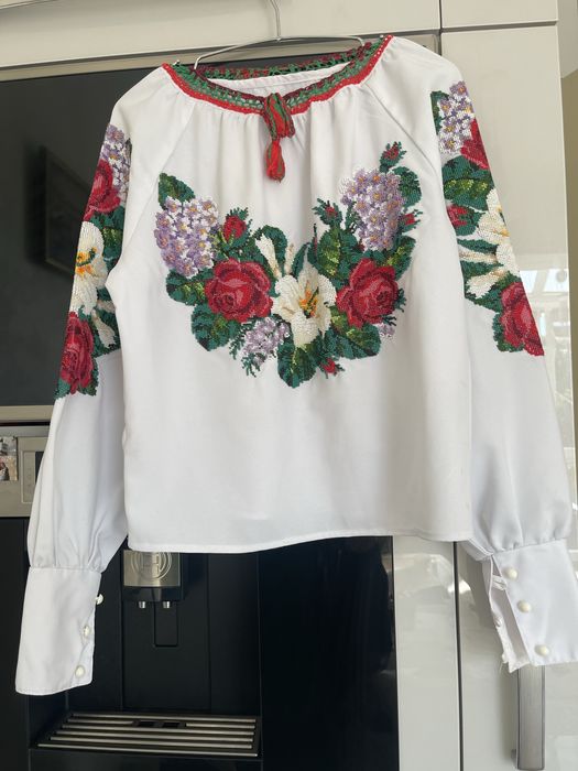 Вишита бісером сорочка