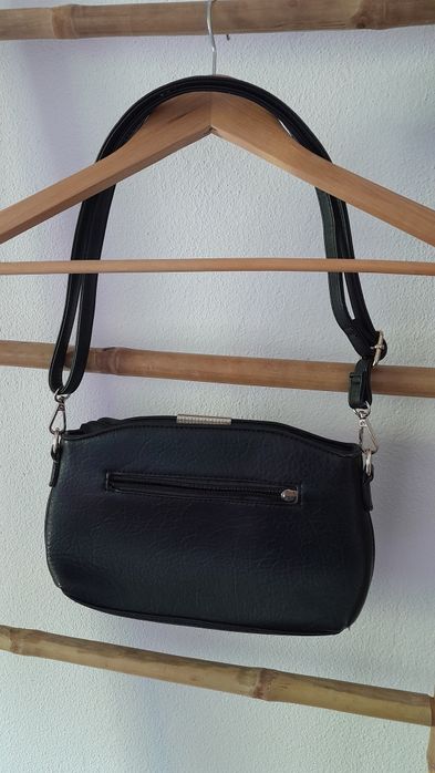 Mala preta e dourada em material sintético