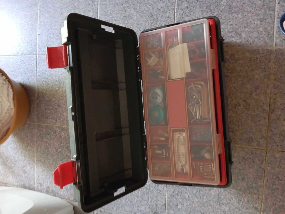 Caixa de ferramentas com diversas ferramentas incluídas