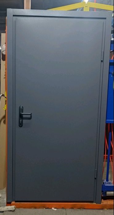 Нестандартні металеві вхідні двері від виробника Двері з ДСП накладкам