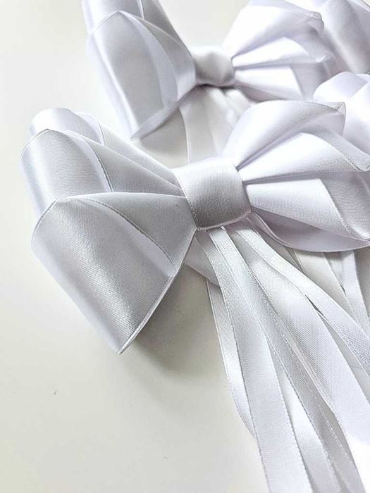 Białe kokardy do dekoracji samochodu Państwa Młodych