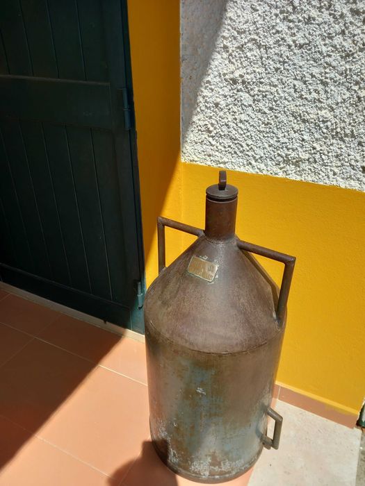 Pote antigo de armazenamento de azeite
