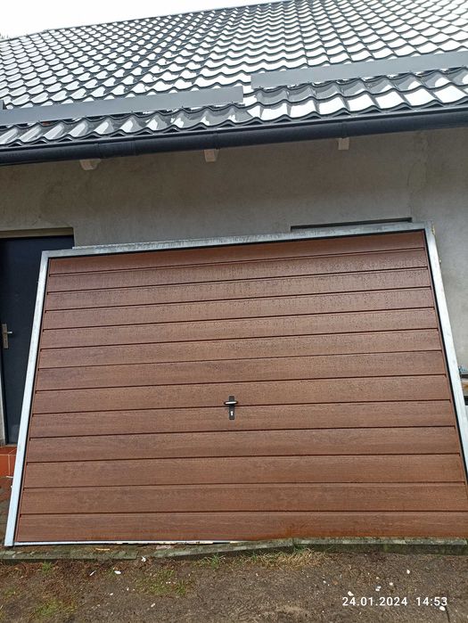 Brama garażowa uchylna Select Wiśniowski orzech