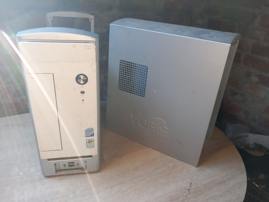 stacjonarny komputer osobisty typu PC w charakterystycznej, pionowej obudowie