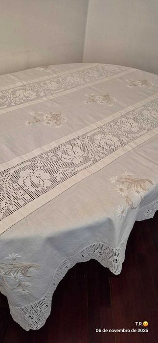 Toalha  de mesa em linho com bordado e aplicações de renda