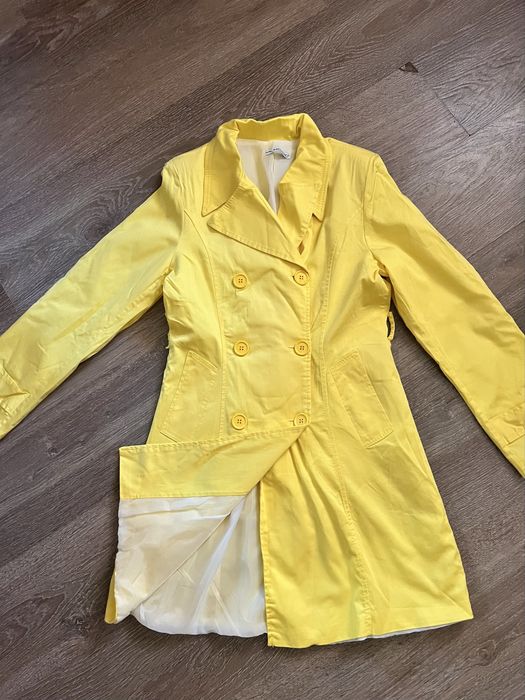 Тренч яскраво жовтого кольору
