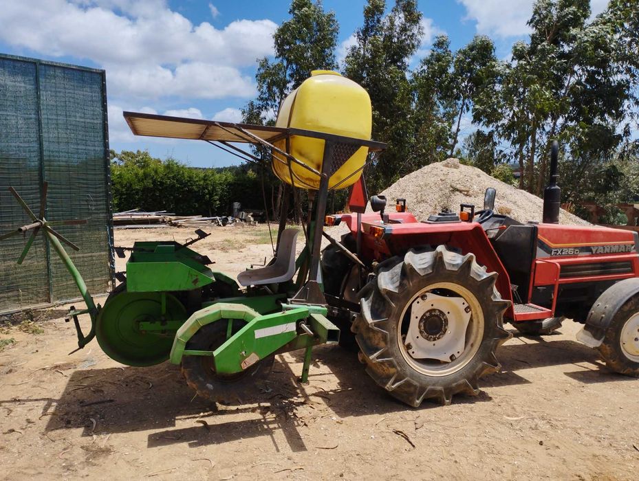 Plantador de pinças com sistema de rega
