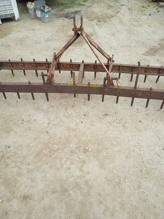 Várias alfaias agrícolas