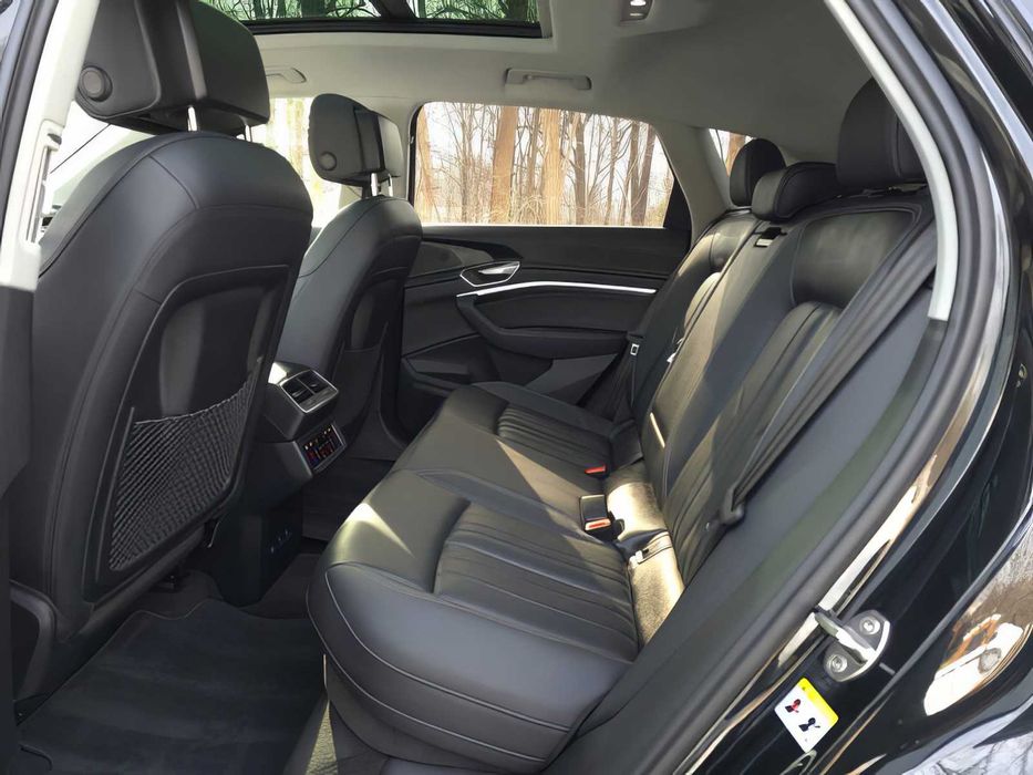 Audi Q8 e-tron      2024