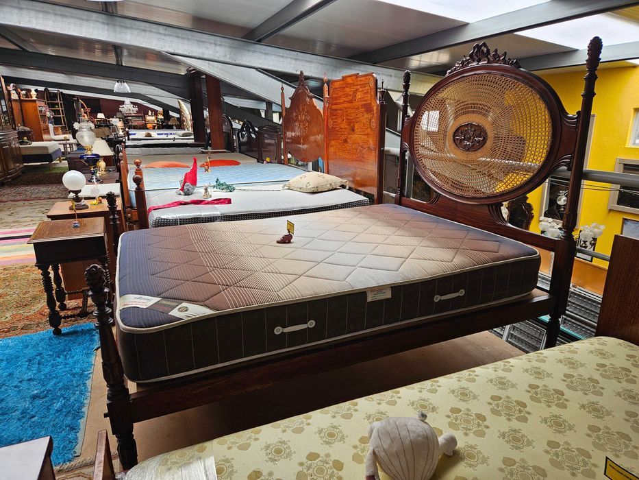 Cama antiga em madeira com cabeceira em palhinha, e