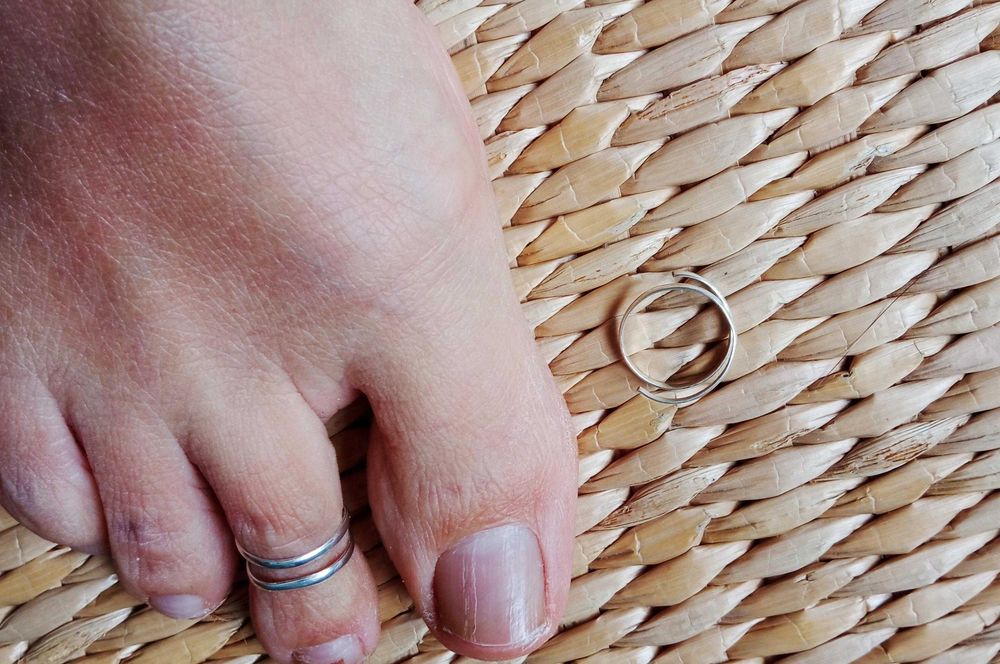 Anel de pé em elegante liga de prata