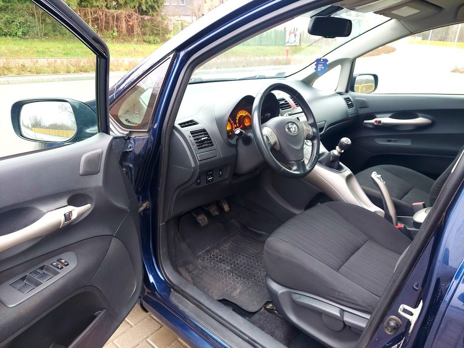 Toyota Auris 2.0 ON  Alu Climatronic KeyLess Tempomat  Hak