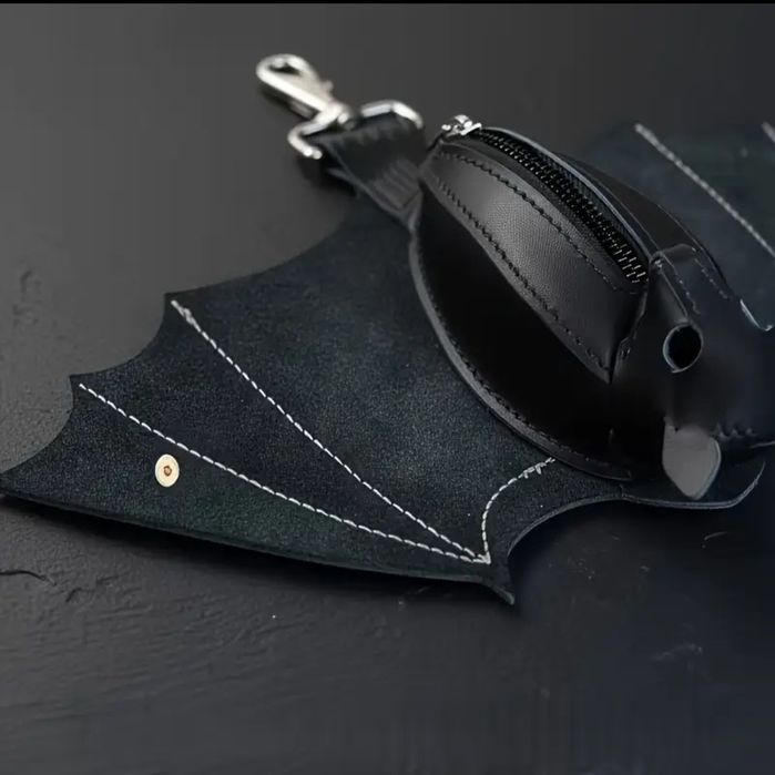 Готический кошелек для монет в виде летучей мыши ручной работы.