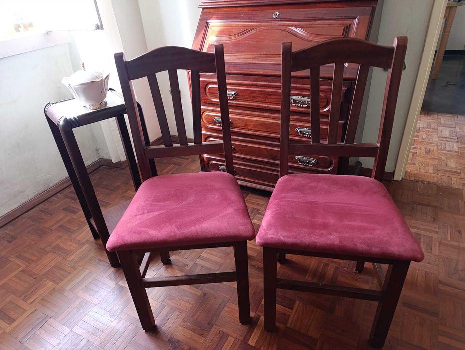 Conjunto de Mobília em Madeira