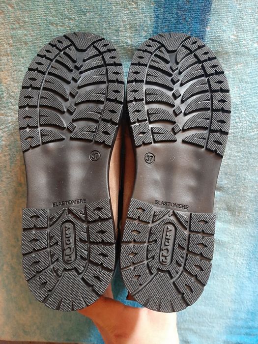 Нові замшеві зимові черевики