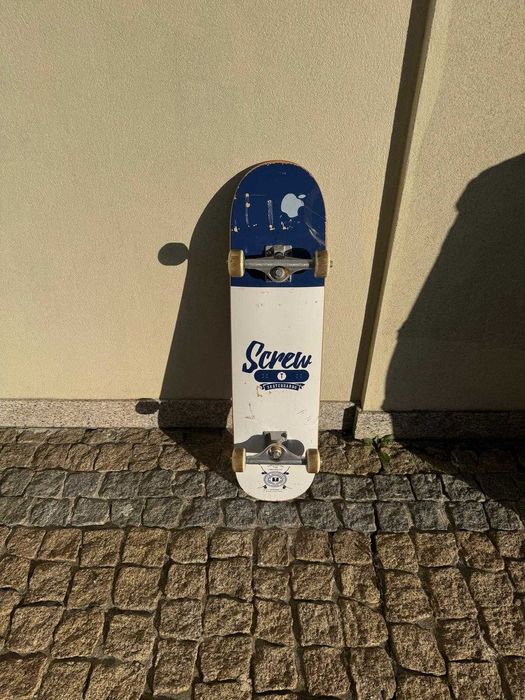 Skate completo Screw | Trucks em bom estado