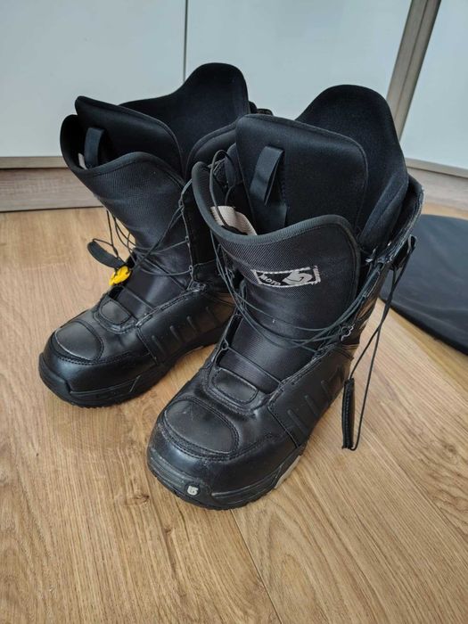 Deska snowboardowa, wiązania, kask, akcesoria