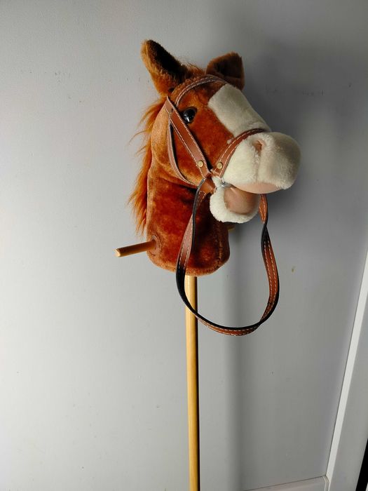 Koń na kiju z dzwiękiem Hobby Horse 98 cm brąz
