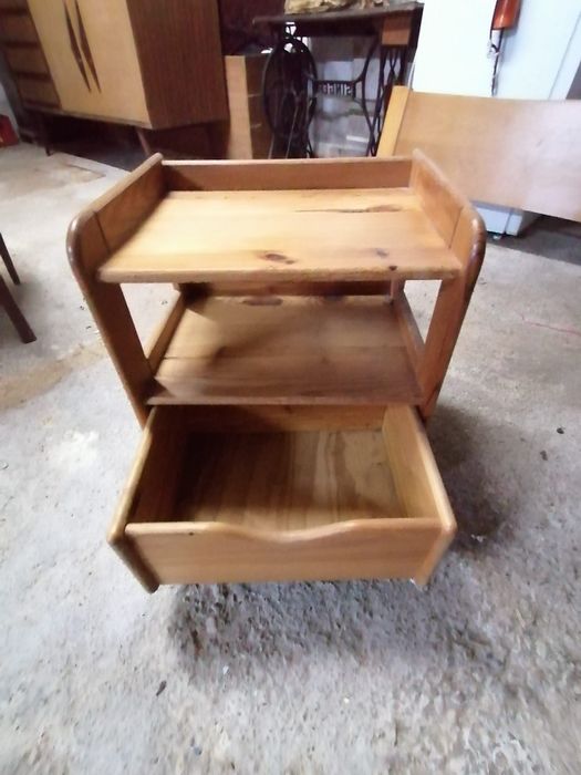 Cama de solteiro e mesa de cabeceira