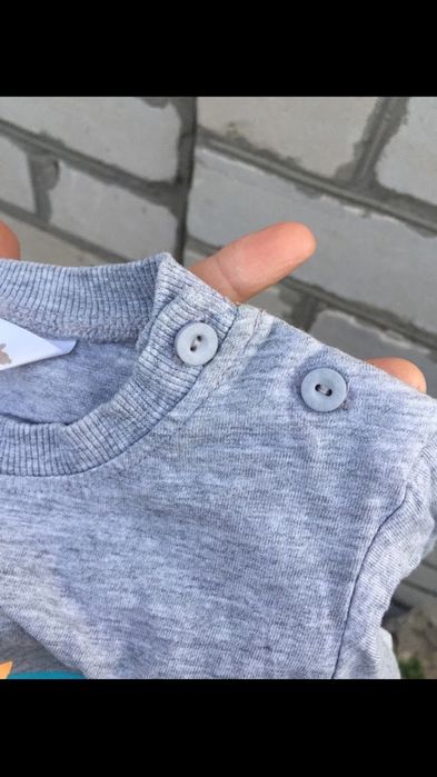 Крутая стильная серая футболка с голубым осминогом в очках от M&Co