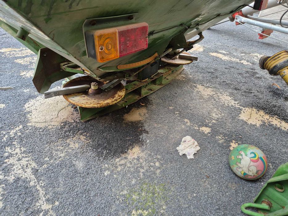 Rozsiewacz nawozu Amazone zam zau podwójna nadstawka hydraulika
