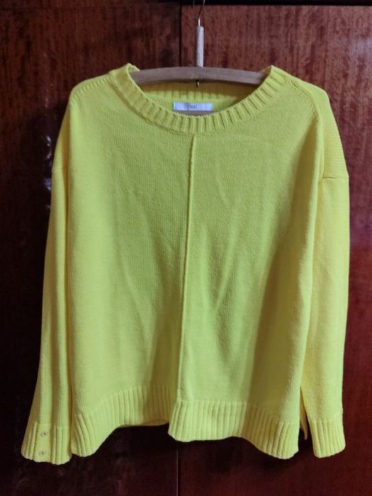 Свитер яркий,желтый