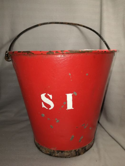 Balde de metal antiga estação de serviço