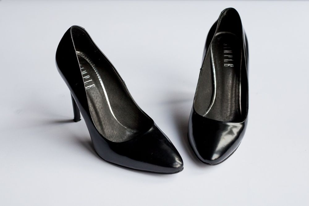 Szpilki damskie marki SIMPLE czarne lakierowane 36 i 1/2 jak NOWE !