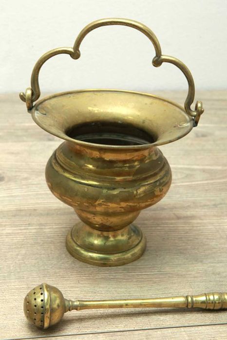 Antiga Caldeirinha Religiosa com Hissope (Aspersório) em Latão