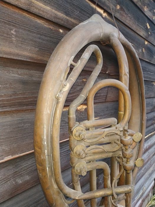 Duży retro mosiężny róg waltornia dekoracja rekwizyt do sesji zdjęciow