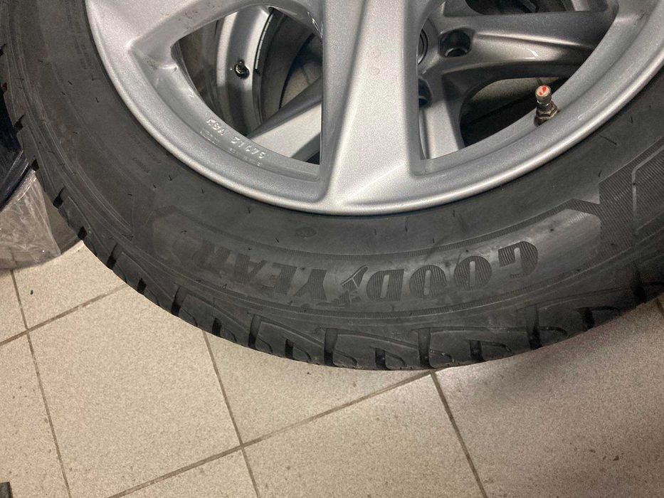 Пара зимних грузовых шин Goodyear Ultra Grip Cargo 215/60 17C 109/107T