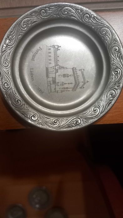 Conjunto de pratos em estanho com carimbo sobre a cidade do porto.