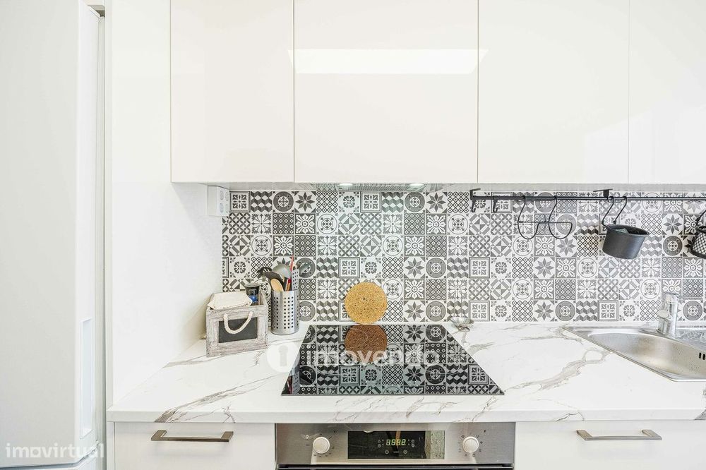 Apartamento T2 totalmente renovado, com cozinha equipada, na Amadora