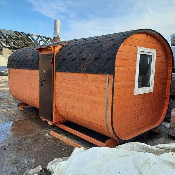 Баня бочка 5х2,2 м, деревянный козырёк над входом.