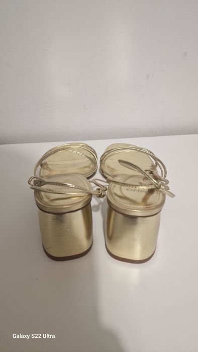 Sandalia de salto com tiras cruzadas