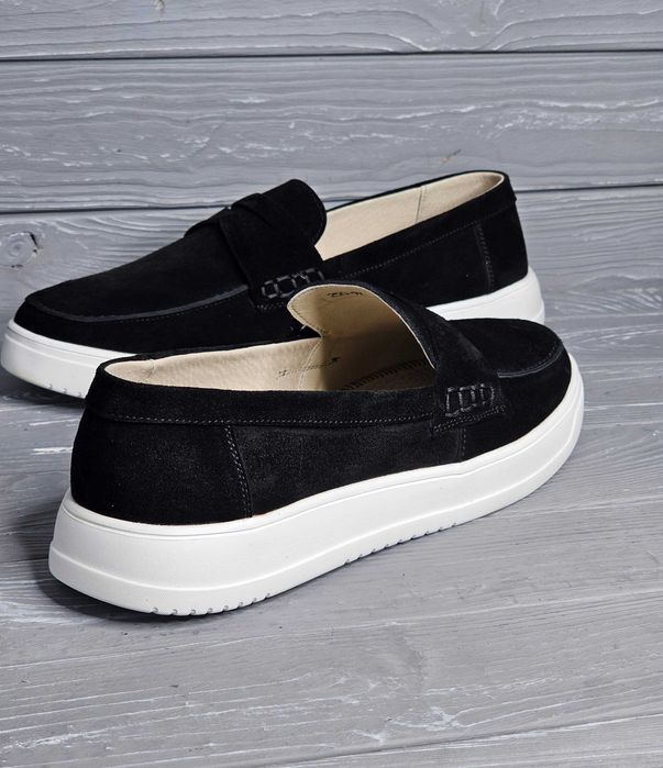 Мужские черные замшевые кожаные закрытые лоферы на светлой подошве!