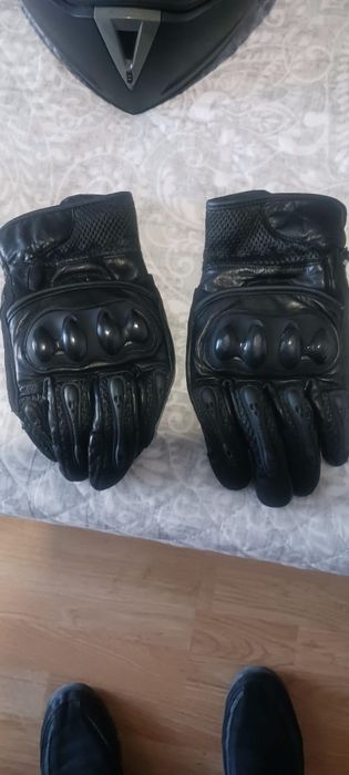 Capacete e luvas de motar