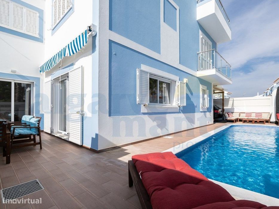 Moradia T4 com Piscina Privada, sita num condomínio fechado em Mant...