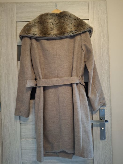 Płaszcz damski z futrzanym kołnierzem L
