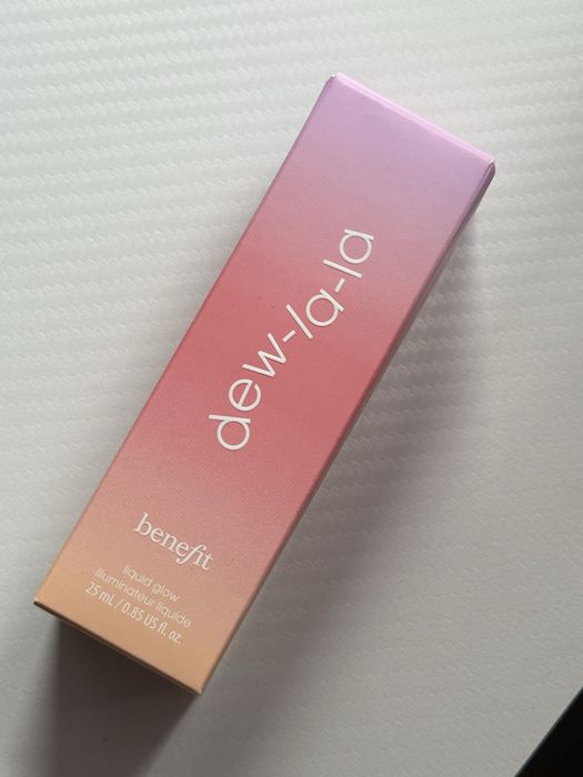 Benefit dew-la-la płynny rozświetlacz Luna light medium