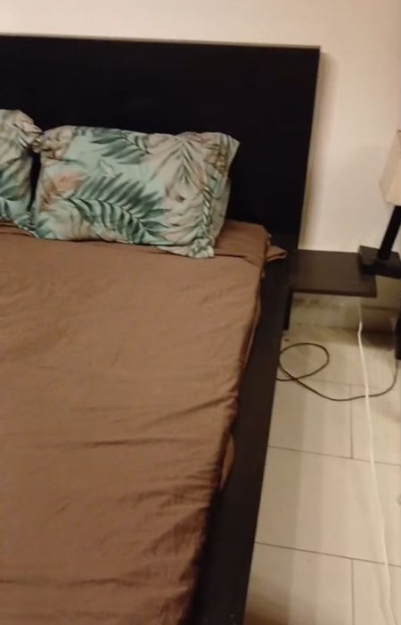 Cama King size com 2 mesas de cabeceira e colchão